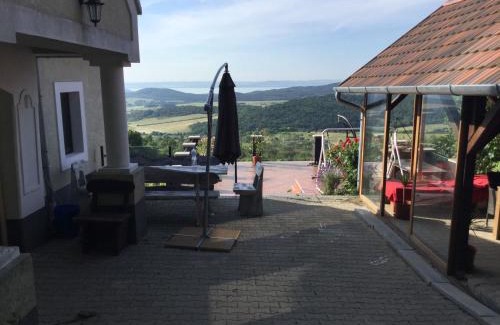 Pecsely House | Borospince Vendégház