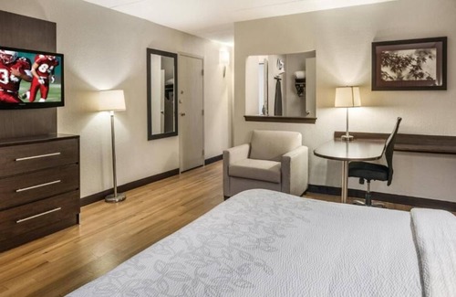 Woburn House | Boston Adventure! Pets Allowed, FREE Parking, Near Liberty Ride Trolley Tour!