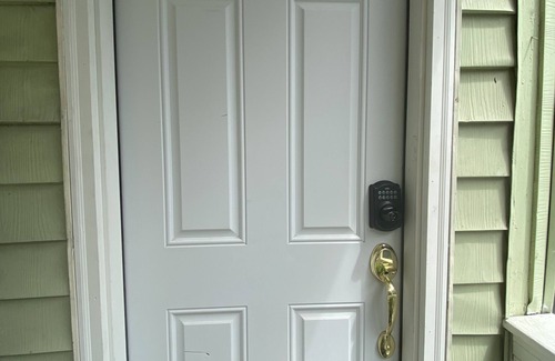West Roxbury Apartment | Boston Cozy studio Apt. near Train&Buses ,Parking included