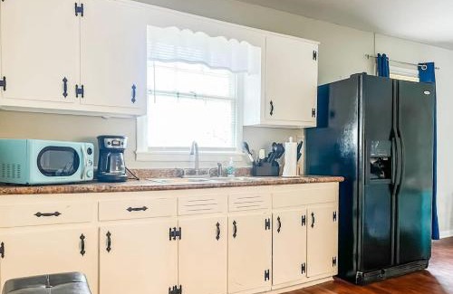 Normal House | Boswell Bungalow-Large Yard-Pets-Wifi