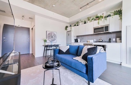 Connaught Apartment | "Botanic Blue"|DT Skyline View |Mins to Saddledome