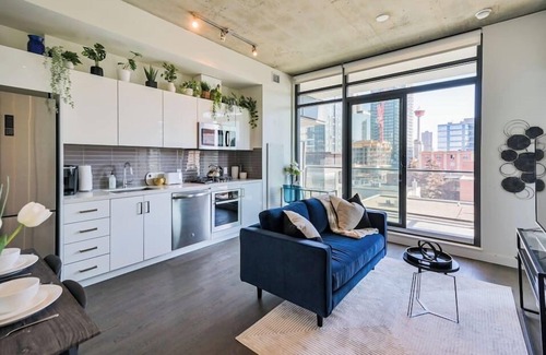 Connaught Apartment | "Botanic Blue"|DT Skyline View |Mins to Saddledome