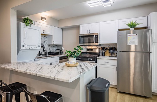 Downtown Memphis Apartment | Botanic KING suite in downtown with FREE PARKING