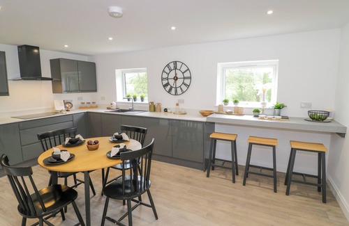 Wolverhampton Cottage | BOTTERHAM HOUSE, pet friendly, with hot tub in Wombourne