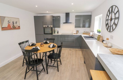 Wolverhampton Cottage | BOTTERHAM HOUSE, pet friendly, with hot tub in Wombourne