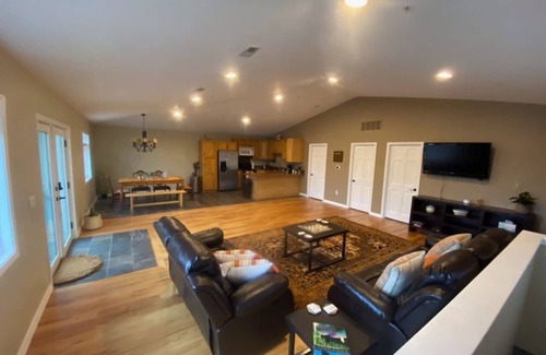 Boulder House | Boulder "CrestHouse" Retreat! w/Garage & Mountain View⛰️Hidden gem close to town