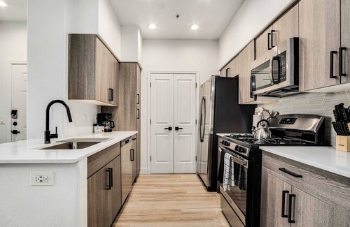 Glendale Sports and Entertainment District Apartment | Boulevard Stays Luxe 1BR by Stadium Pool, Parking, Gym 07