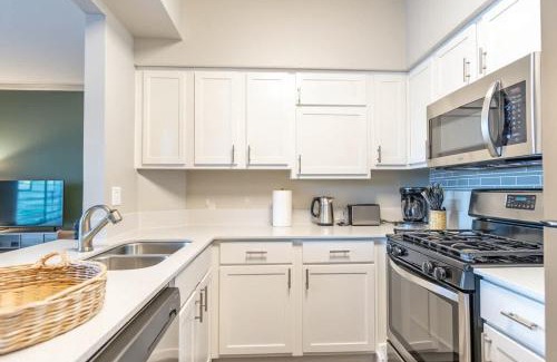 Willow Run Apartment | Boulevard Stays Tranquil 1BR King Suite Pool Parking & Gym 01