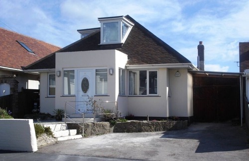 Southbourne House | BOURNECOAST: CHALET BUNGALOW WITH LARGE PATIO OVERLOOKING THE SANDY BEACH-HB2656