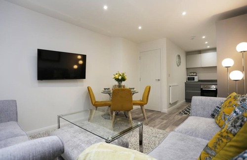 Boscombe Apartment | BOURNECOAST: MODERN 2 BEDROOM FLAT CLOSE TO BEACHES AND BOSCOMBE SHOPS - FM8387