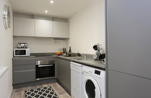 Boscombe Apartment | BOURNECOAST: MODERN 2 BEDROOM FLAT CLOSE TO BEACHES AND BOSCOMBE SHOPS - FM8387