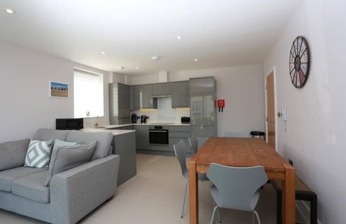 Southbourne Apartment | BOURNECOAST: MODERN FLAT ON THE CLIFFTOP WITH SEA VIEWS AND PATIOS - FM6194