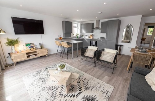 Boscombe Apartment | BOURNECOAST: STYLISH FLAT-BALCONY/SEA GLIMPSES-PARKING-10 MIN WALK TO BEACH-8405
