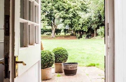 Earls Barton Hotel | Boutique Historical Country House -franklin Suite