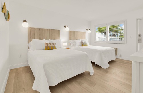 Deerfield Beach Hotel | Boutique Hotel 2 double beds with POOL, LOCATION! 1 block to BEACH/Restaurants