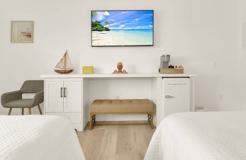 Deerfield Beach Hotel | Boutique Hotel 2 double beds with POOL, LOCATION! 1 block to BEACH/Restaurants