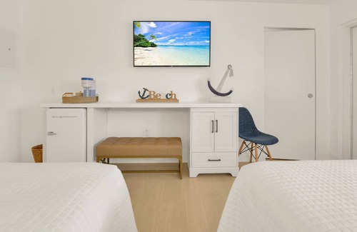 Deerfield Beach Hotel | Boutique Hotel 2 double beds with POOL, LOCATION! 1 block to BEACH/Restaurants