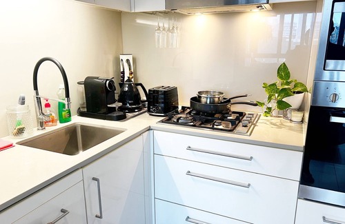 Bowen Hills Apartment | Bowen hills convenience- doorstep to RNA/RBWH, pet friendly!