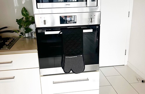 Bowen Hills Apartment | Bowen hills convenience- doorstep to RNA/RBWH, pet friendly!