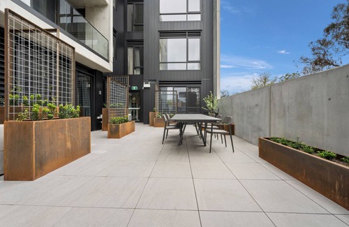 Braddon Apartment | Braddon Studio with BBQ Area