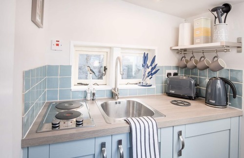 West Linton Cottage | BRAEMAR- Pretty village location close to Edinburgh attractions, cosy pub nearby