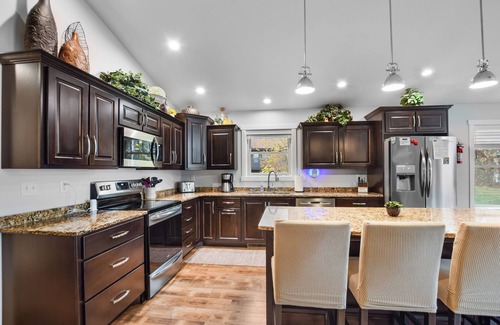 Rome House | Brand New 2021 4 BR + den Lake House minutes to world class golf.