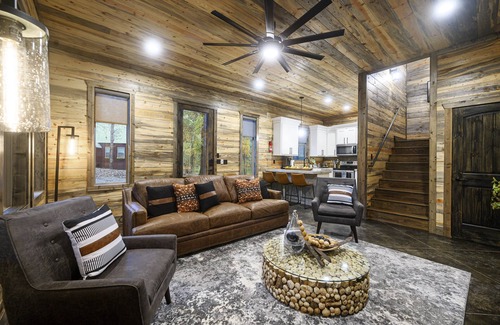 Broken Bow Cabin | *Brand New! 2021 Built* Modern/Champagne Bliss Cabin-2bd 3bth-Sleeps 8 - Hot tub