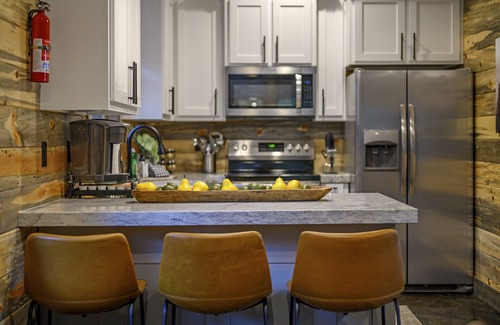 Broken Bow Cabin | *Brand New! 2021 Built* Modern/Champagne Bliss Cabin-2bd 3bth-Sleeps 8 - Hot tub