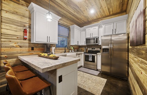 Broken Bow Cabin | *Brand New! 2021 Built* Modern/Champagne Bliss Cabin-2bd 3bth-Sleeps 8 - Hot tub