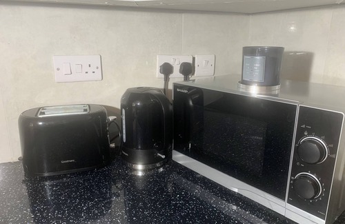 Bury House | Brand New 3 Bed 3 En-suite House in Manchester Near Bury Town Centre