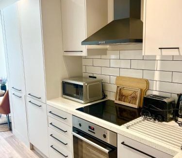 Boscombe Apartment | Brand New Apt -Coastal Breeze 1-bedroom apartment in Bournemouth with free parking- sleeps 4 ppl- internet