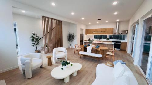 Northgate House | Brand New Architectural Gem 1900 sqft House with SPA bathroom 15min to downtown