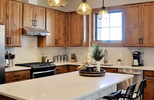 Fraser Condo | BRAND NEW Contemporary 2 BR near Winter Park Ski Resort on Shuttle w/priv hottub