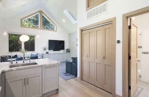 Oak Knoll - Redwood Park Cottage | Brand New Guesthouse in Redwood City near Stanford.