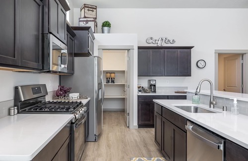 West Richland House | Brand New House Built in 2021 Sleeps 8 Near Everything!