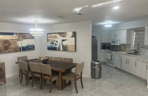 Bonanza House | Brand new House Charming 3-bedroom house with AC and WiFi in North Laredo