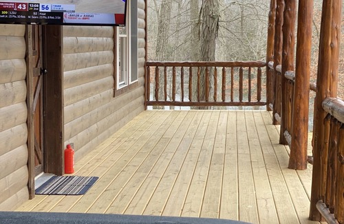Corinth Cabin | Brand New Lakefront Cabin with hot tub close to Ark Encounter