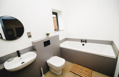 Tunstead House | *BRAND NEW* Lop Barn - Barn conversion