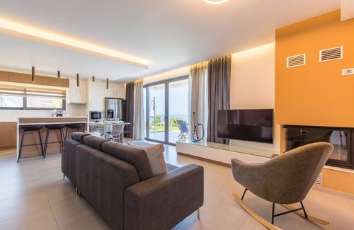 Kolymbari Villa | Brand new lux villa★Private Pool★ Seaview & BBQ★Bathtube with Hydromassage
