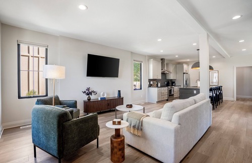 Bowling Green House | Brand-new luxury home in downtown Bowling Green, steps from BGSU. Stylish interiors, gourmet kitchen, and a unique backyard with a custom putting green. Perfect for alumni visits, game days, or weekend getaways.