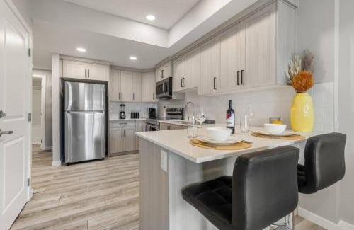 Calgary House | Brand New Luxury Walk-out Suite - Calgary