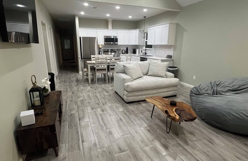 Beaumont House | Brand New Modern 3-bedroom house in Beaumont with WiFi and Netflix