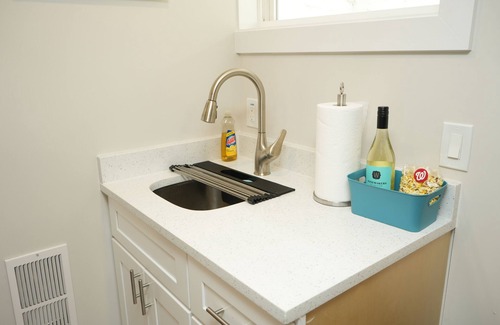 Washington Apartment | Brand New Modern Apartment with Parking