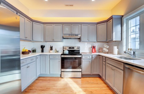 The Hill Apartment | Brand New Modern Apartment! Near Yale, AC + Parking.