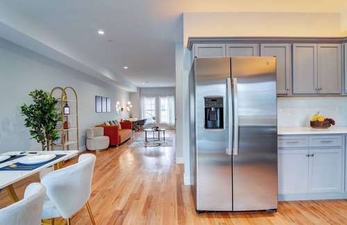 The Hill Apartment | Brand New Modern Apartment! Near Yale, AC + Parking.