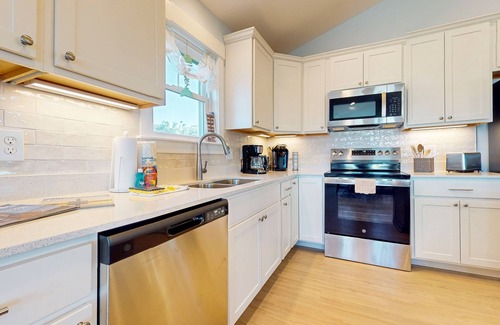 Avon House | Brand New Upstairs Duplex in Avon, NC with Full Kitchen and Wifi