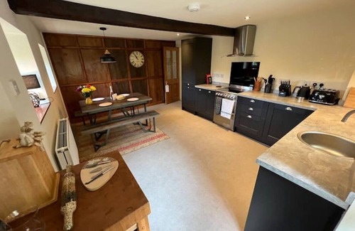 Braunston Cottage | Braunston Manor Cottage: 4-poster beds & ensuites