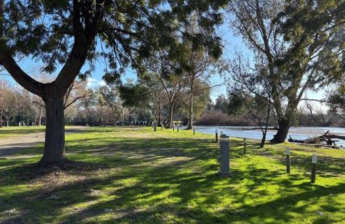 Acheron Hotel | Breakaway Twin Rivers Caravan Park