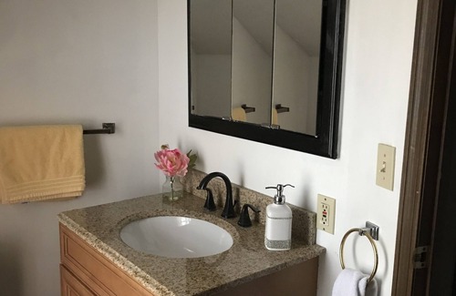 Canton Bed & Breakfast | Breakfast Included in Country Cottage King Suite