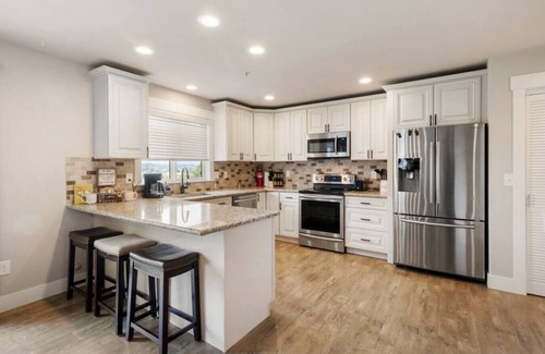 Bonney Lake House | Breakfast w/View-Game Room-7 Beds-A/C-Lake & Ski